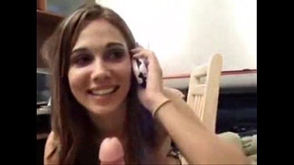 Novinha  amadora falando ao celular e pagando um belo boquete