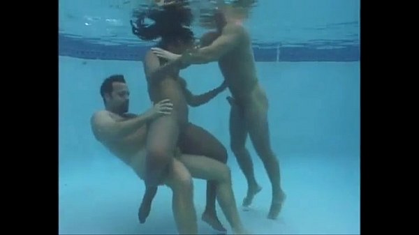 Morena dando para dois homens dentro da piscina