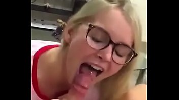 Gozando na cara da loirinha muito safada